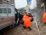 Una persona es rescatada tras las inundaciones en Milán.