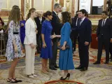 Isabel Díaz Ayuso con la familia real en el besamanos por la jura de la Constitución de la princesa Leonor