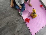 Un niño juega con un juguete adaptado por 'Jugar es obligatorio'.