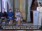 La Princesa Leonor realizando su discurso en el Palacio Real con la mirada atenta de su familia