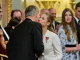 La princesa Leonor recibe el cariño de su padre, el rey Felipe VI.