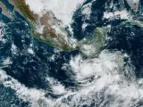 Esta imagen de satélite proporcionada por la NOAA el lunes 30 de octubre de 2023, muestra la tormenta tropical Pilar acercándose a El Salvador en la costa del Pacífico de América Central.