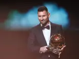 Leo Messi sujeta su octavo Balón de Oro.