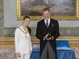 La princesa Leonor, acompañada por el rey Felipe VI, es ovacionada tras recibir el Collar de la Orden de Carlos III.