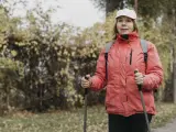 La marcha nórdica, ese ejercicio que ha ganado popularidad entre los mayores de 50, por sus beneficios para la salud.