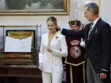 La princesa Leonor recibe la medalla del Congreso junto a su padre, el rey Felipe, tras el acto de la jura de la Constituci&oacute;n que se ha celebrado en la C&aacute;mara Baja.
