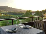 Imagen de recurso de un restaurante con vistas a la montaña.