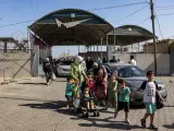 La gente ingresa al cruce fronterizo de Rafah en el sur de la Franja de Gaza antes de cruzar a Egipto el 1 de noviembre de 2023.