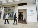 Varios inmigrantes desplazados desde Canarias en el albergue Sendasur en O Porriño (Galicia).