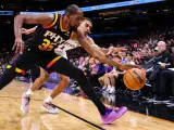 Wembanyama Kevin Durant disputan un balón en el encuentro entre los Spurs y los Suns.