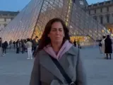 Anabel Pantoja, frente a la pirámide del museo del Louvre.
