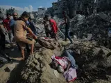 Palestinos recuperan cadáveres entre los escombros del campo de refugiados de Jabalia