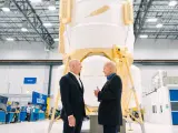 A la izquierda, el fundador de Blue Origin, Jeff Bezos, y a la derecha, el administrador de la NASA, Bill Nelson, delante del nuevo módulo de aterrizaje lunar.