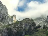 Pueblo de Bulnes entre montañas.