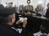 Palestinos con doble nacionalidad se registran para cruzar a Egipto.