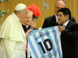 El papa Francisco junto a Diego Armando Maradona.