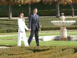 La feliz pareja, paseando cogidos de la mano por los jardines del Palacio Real de El Pardo.