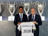 Rodrygo y Florentino Pérez tras la renovación del brasileño.
