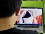 Un adolescente consumiendo pornografía.