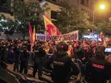 Cientos de personas han protestado este viernes cerca de la sede nacional del PSOE en Madrid contra una ley de amnistía.