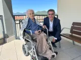 El Doctor Manel Esteller y María Branyas, la mujer más vieja del mundo con 116 años.
