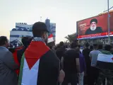 Manifestantes iraquíes ven el discurso del líder militante libanés de Hizbulá, Sayyed Hassan Nasrallah.