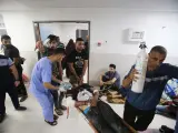 Trabajadores y voluntarios atienden a heridos en el hospital gazatí de Al Shifa, en el norte de la Franja de Gaza.