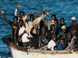 Un cayuco con unos 70 migrantes a bordo llega al puerto de La Restinga, en El Hierro.