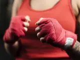 Una boxeadora antes de ponerse los guantes, en una imagen de archivo.