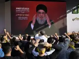 Cientos de simpatizantes siguen el discurso del líder de Hizbulá, Hassan Nasrallah, mostrado en una pantalla en un suburbio del sur de Beirut, Líbano.