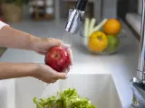 Lavar la fruta antes de pelarla es un gesto tan sencillo como imprescindible.