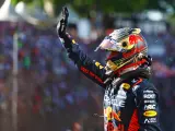 Max Verstappen celebra su victoria en la sprint de Brasil.
