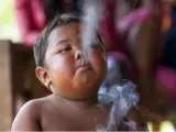 Ardi Rizal, el niño indonesio famoso por ser fumador.