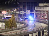 Imagen de una de las entradas al aeropuerto de Hamburgo (Alemania), cerrada por la Policía tras la presencia de un hombre armado.