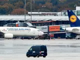 Un furgón policial protege la zona del aeropuerto de Hamburgo, después de que un hombre armado irrumpiera con su coche y tomase a su hija como rehén.