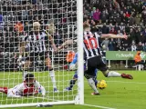 Anthony Gordon remacha la jugada del gol del Newcastle ante el Arsenal.