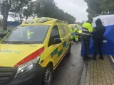 Los equipos de Emergencias en la avenida Arcas del Agua de Getafe, donde este sábado ha muerto apuñalada una mujer de 39 años.