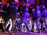Agentes de la Policía Nacional intervienen durante la concentración de este lunes frente a la sede del PSOE en la calle Ferraz, en Madrid