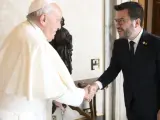 El papa, con Pere Aragonès en el Vaticano.