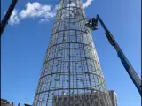 Montaje del árbol de Navidad de Badalona.