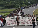 Migrantes que habían estado esperando papeles de tránsito temporal en la ciudad fronteriza de Tapachula, México, pero no los obtuvieron después de esperar, algunos hasta dos meses, salen en grupo de Huixtla, México, el miércoles 1 de noviembre de 2023, mientras continúan su viaje hacia el norte, hacia Estados Unidos