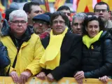 Puigdemont (centro) y Rovira, a su izquierda, durante una manifestaci&oacute;n en Bruselas.