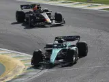 Checo Pérez y Fernando Alonso luchan en el GP de Brasil.