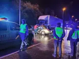 Colisión de un turismo contra un camión estacionado en Viveiro (Lugo).
