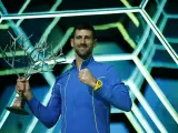 Djokovic posa con el trofeo de campeón del Masters 1.000 de París-Bercy.