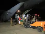 Miembros de una tripulación de las fuerzas aéreas jordanas cargan suministros médicos en un avión militar de carga que, posteriormente, lanzó desde el aire el cargamento a un hospital de campaña en Gaza el domingo por la noche.