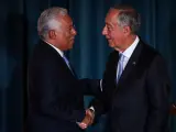 El ya ex primer ministro de Portugal Antonio Costa (izquierda) estrecha la mano al presidente Rebelo de Sousa.