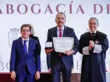 l alcalde José Luis Martínez-Almeida ha clausurado una ceremonia en la que el magistrado Manuel Marchena y el abogado Ignacio Valentín-Gamazo Alcalá, a título póstumo, han recibido la Medalla de Honor del ICAM