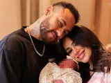 Neymar y Bruna Biancardi, junto a su hija recién nacida, Mavie.