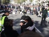 Familiares de la víctima, abrazándose en un acto de homenaje durante la protesta.